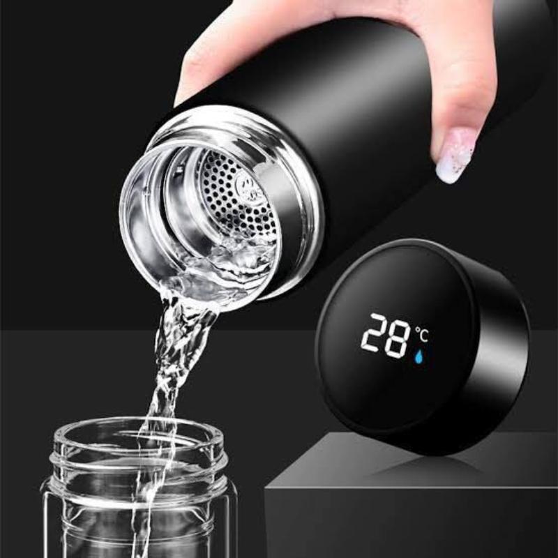 smart water bottle with a LED digital display showing the temperature allowing you to discover your perfect drink temperature